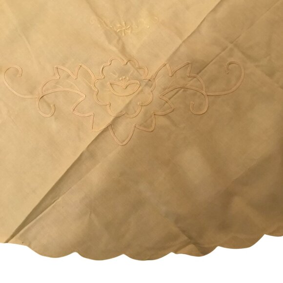 Vintage Yellow Round Embroidered Tablecloth 69" With Scalloped Edge - Picture 4 of 4